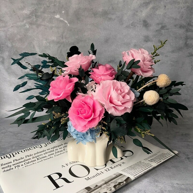 YArkaya kompozitciya iz stabilizirovannih tcvetov v vaze, premium