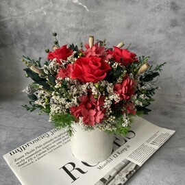 YArkaya kompozitciya iz stabilizirovannih krasnih roz