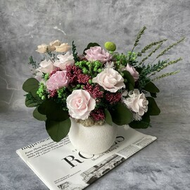 Интерьерная композиция с нежно-розовыми розами и ягодными акцентами