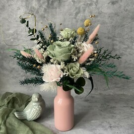 Buket iz stabilizirovannih roz v rozovoj vaze