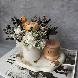 TCvetochnaya kompozitciya iz stabilizirovannih tcvetov + aromatnaya svecha «Lemongrass»