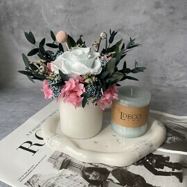 Stabilizirovannaya tcvetochnaya kompozitciya v vaze + aromatnaya svecha «Belij chaj»