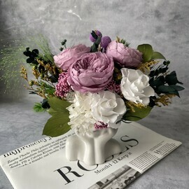 Nezhnaya tcvetochnaya kompozitciya s pionovidnimi rozami v vaze