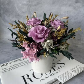 Kompozitciya iz stabilizirovannih tcvetov s sirenevimi rozami