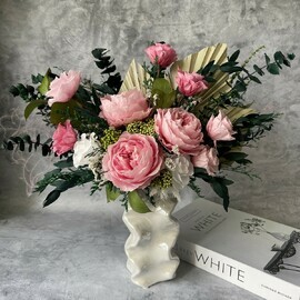 Роскошная интерьерная композиция с ярко-розовыми пионами в вазе