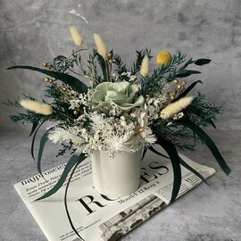 Stabilizirovannaya kompozitciya s rozoj v belo-zelyonoj gamme