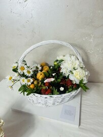 Ягодовая корзина с цветами 