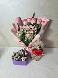 Комбо роскошь букет конфет с мишкой и клубника в шоколаде 