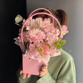 Сумка комплимент/альстромерия/хризантема кустовая/эвкалипт