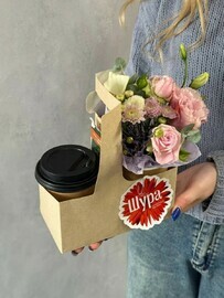 Композиция из цветов в комплекте с чаем 