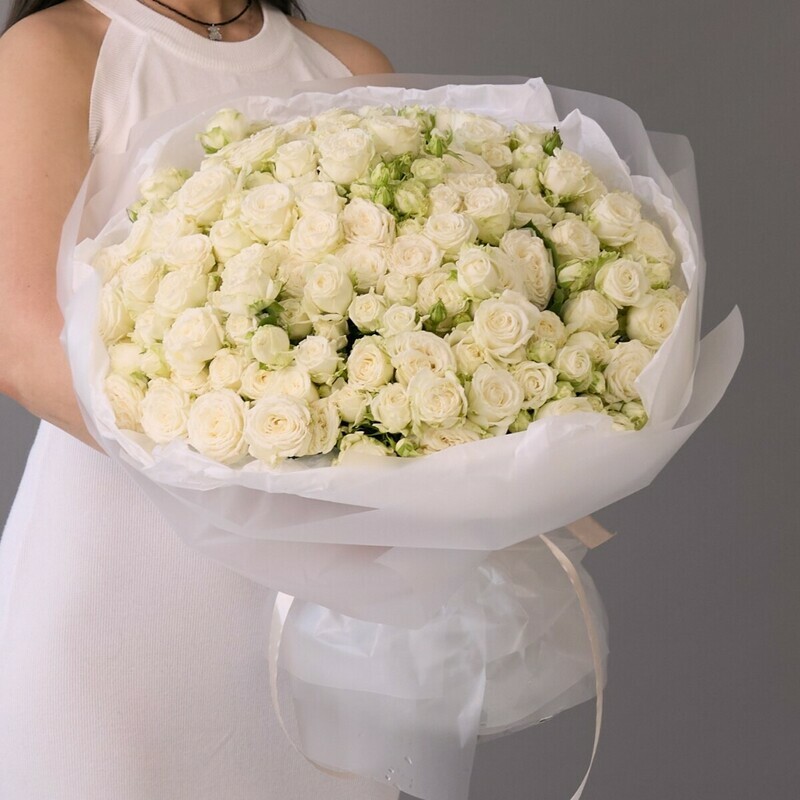 White bush roses in decoration (from 5 pieces), belie kustovie rozi v oformlenii (51 sht)
