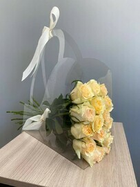 15 кремовых роз в сумке