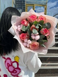 Букет с розой и эвкалиптом 