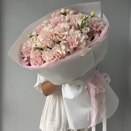 The author's bouquet is a giant