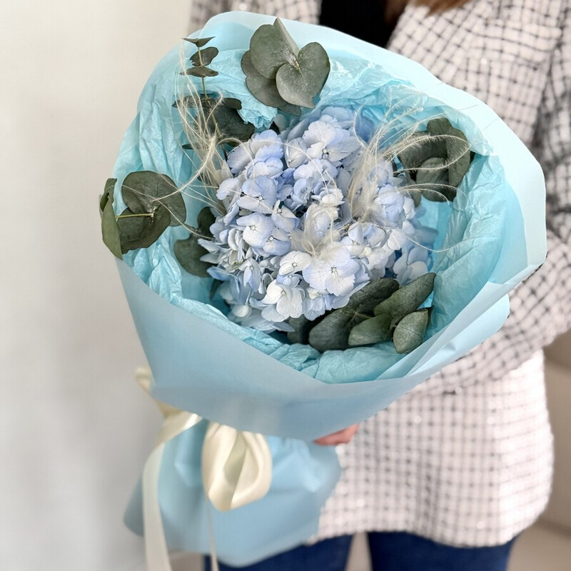 Bouquet "Heavenly expanse" of blue hydrangea with eucalyptus, 1 golubaya gortenziya