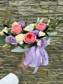 Kompozitciya s nezhnimi rozami