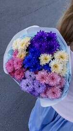 Букет из разноцветных хризантем 