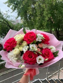 Букет с кустовыми розами 