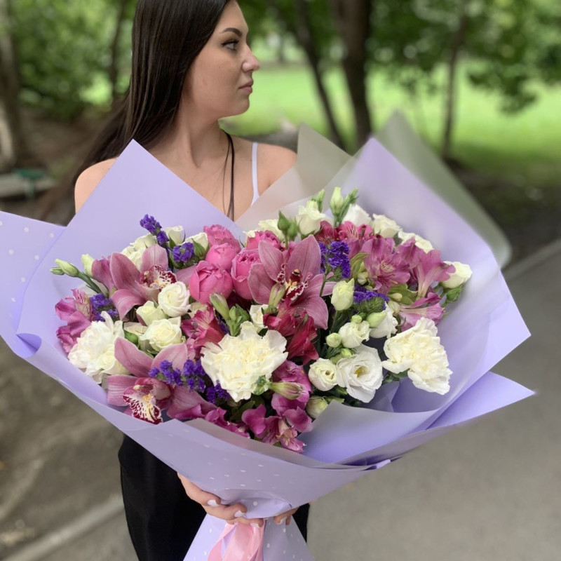 Pishnij buket s orhideej i kustovoj rozoj v osnove, standart