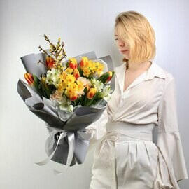 Авторский весенний букет с форзицией, нарциссом и тюльпанами