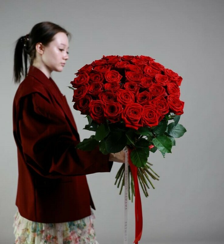 Монобукет из 35 российских красных роз под ленту, стандартный