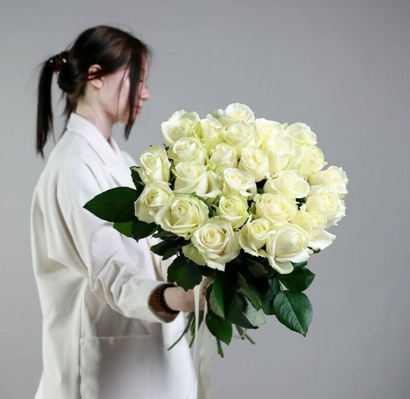 Монобукет из 25 российских белых роз под ленту, стандартный