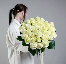 Monobuket iz 35 rossijskih belih roz pod lentu