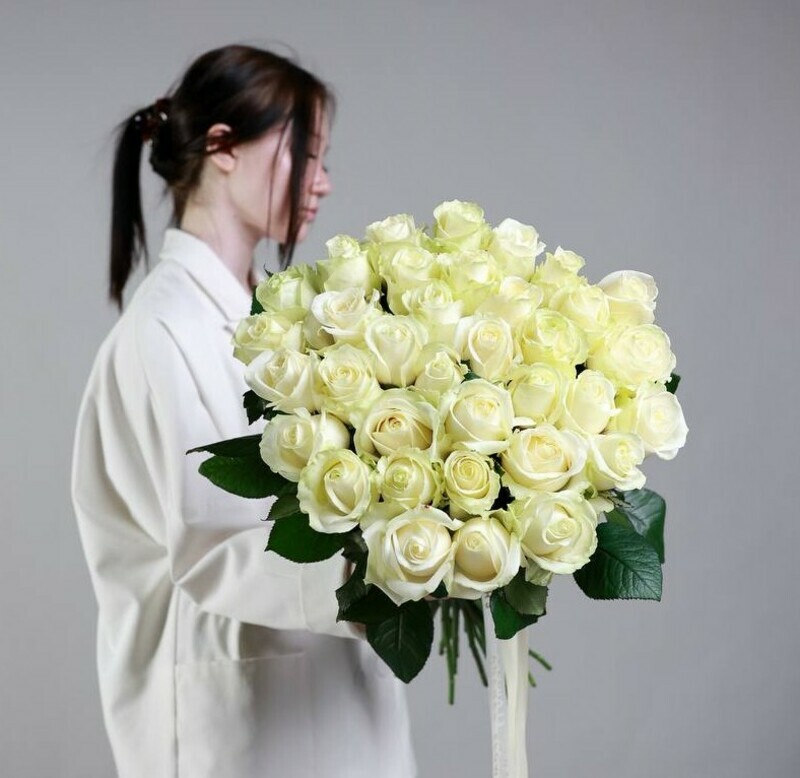 Монобукет из 35 российских белых роз под ленту, стандартный