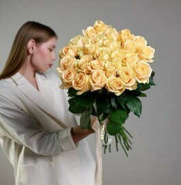 Монобукет из 25 российских кремовых роз под ленту