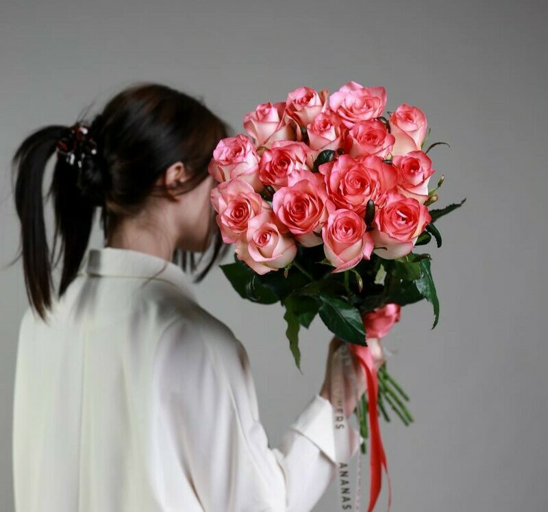 Monobuket iz 15 rossijskih rozovih roz pod lentu, standart