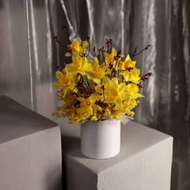 Солнечная композиция в коробке с нарциссами