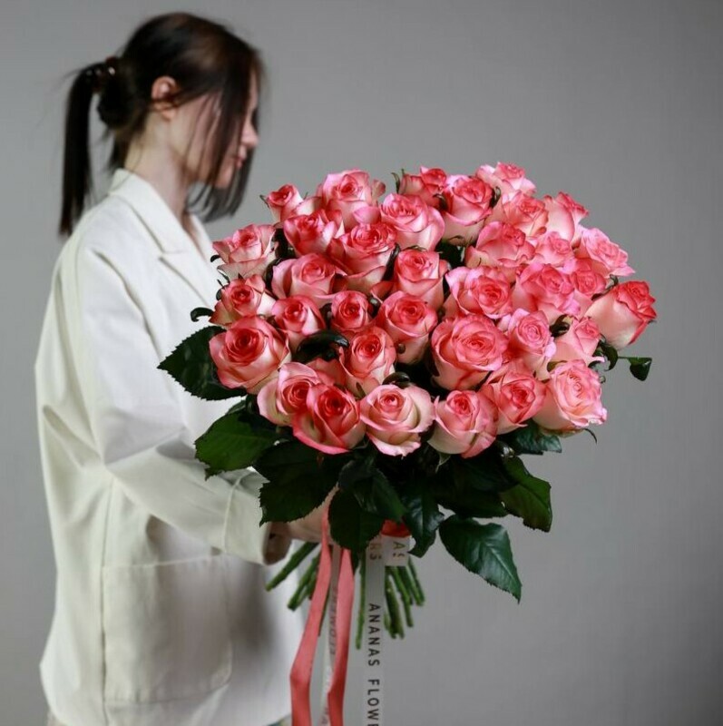 Монобукет из 35 российских розовых роз под ленту, стандартный