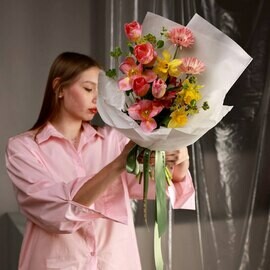 Весенний букет с тюльпанами и нарциссами