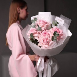 Monobuket iz aromatnih ekvadorskih roz i evkalipta