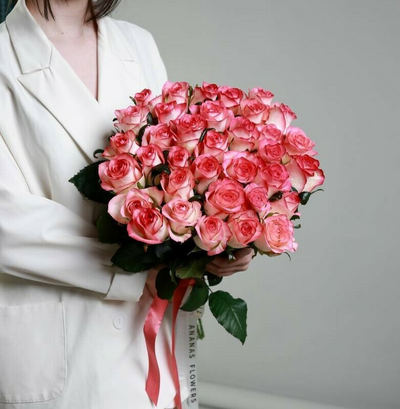 Monobuket iz 25 rossijskih rozovih roz pod lentu, standart