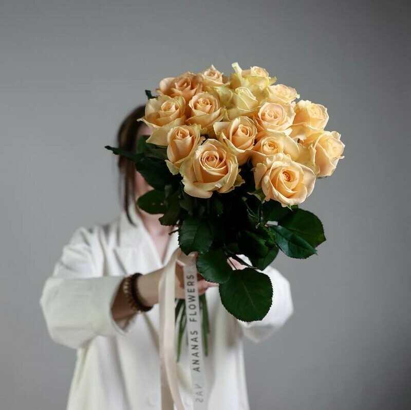 Монобукет из 15 российских кремовых роз под ленту, стандартный