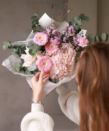 Avtorskij buket s nezhnoj gortenziej