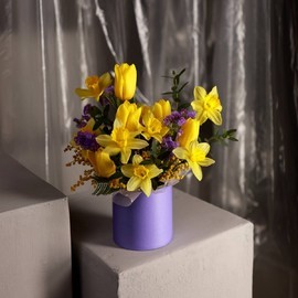 Авторская композиция в коробке с нарциссами