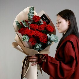 Monobuket iz 17 bordovih roz