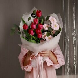 Авторский букет из гербер и малиновых тюльпанов