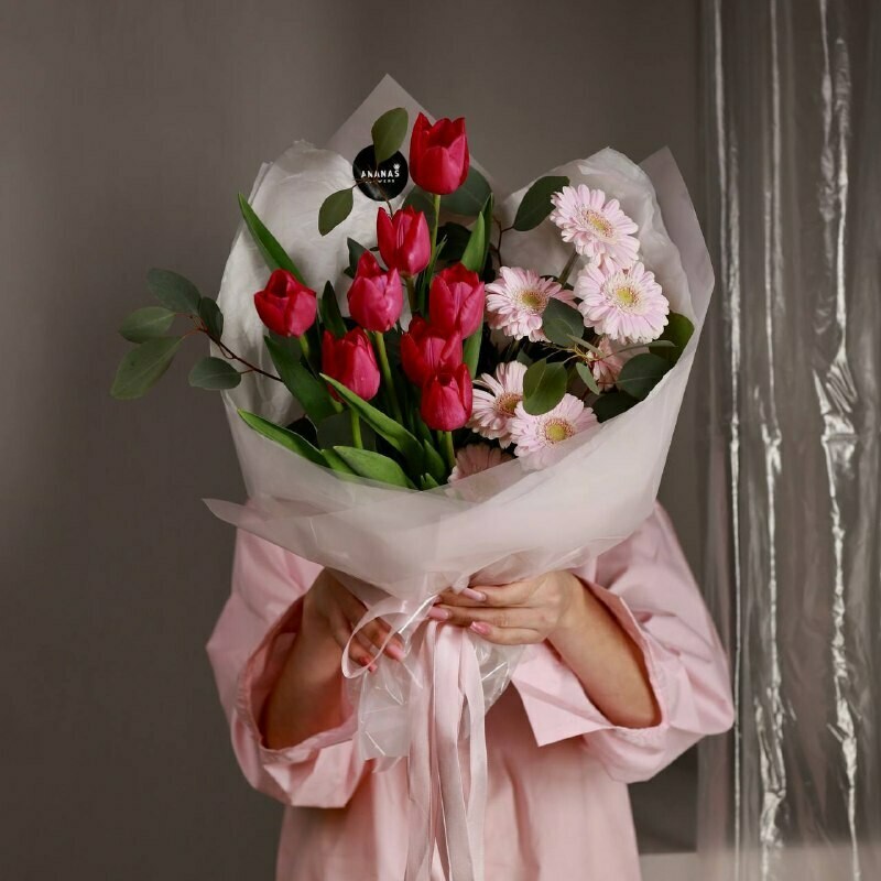 Авторский букет из гербер и малиновых тюльпанов, стандартный