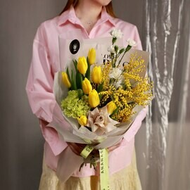 Весенний букет с ароматной мимозой и солнечными тюльпанами