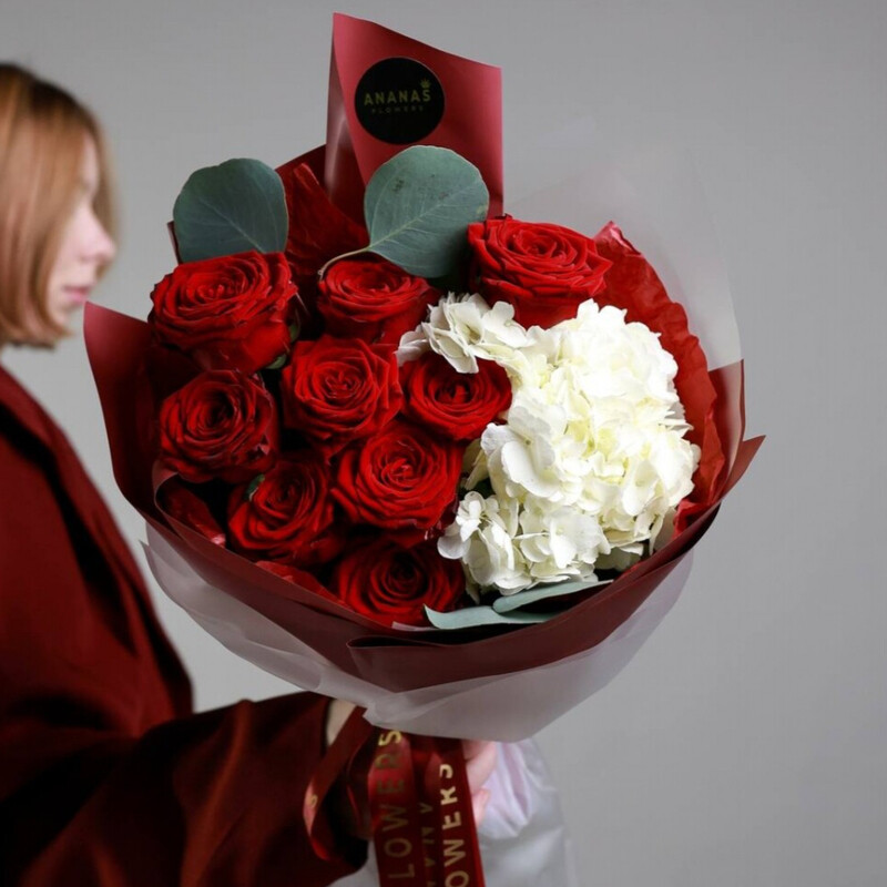 Avtorskij buket s krasnimi rozami i gortenziej, standart