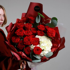 Авторский букет с красными розами, эвкалиптом и белой гортензией