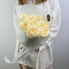 Monobuket iz belih roz