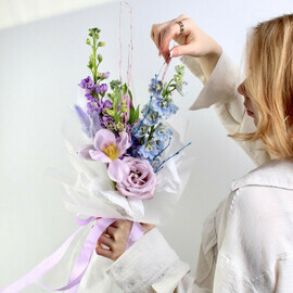 Авторский букет с дельфиниумом