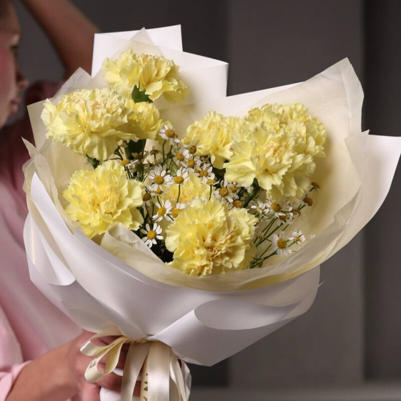 Avtorskij buket iz diantusov i romashek, standart