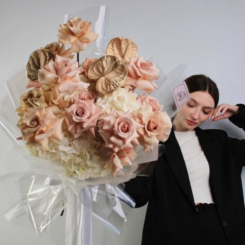 Пудровый букет с гортензиями, антуриумами и сортовыми розами, стандартный