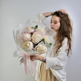 Buket iz pionov i evkalipta