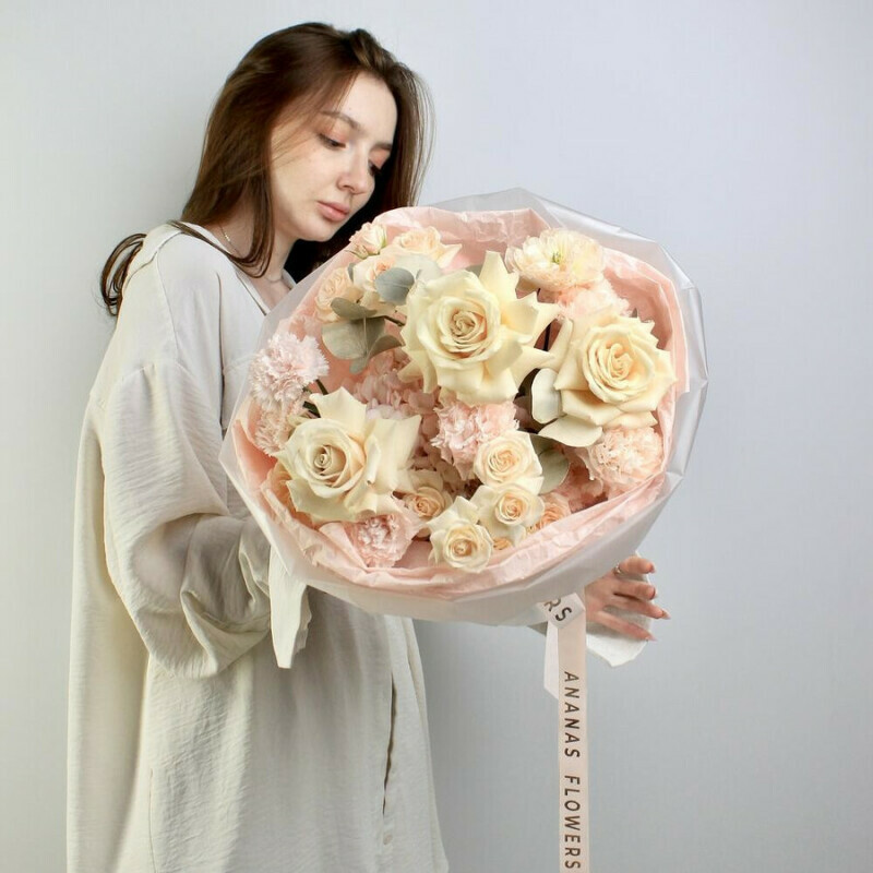 Nezhnij buket s rozami i diantusami, standart